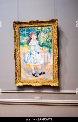 Une Renoir encadrée, huile sur toile, 'Girl With a Hoop', accrochée à La National Gallery à Washington Banque D'Images