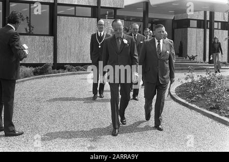 Ouverture par le prince Bernhard du bureau de Hagemeyer NV à Naarden visite guidée pour le prince Bernhard, laissé derrière lui par le maire de la chaîne Kastein Date: 17 juin 1975 lieu: Naarden, Noord- Holland mots clés: Maires, bâtiments, ouvertures, princes Nom personnel: Bernhard, prince, Kastein, Hendrik Jan Banque D'Images