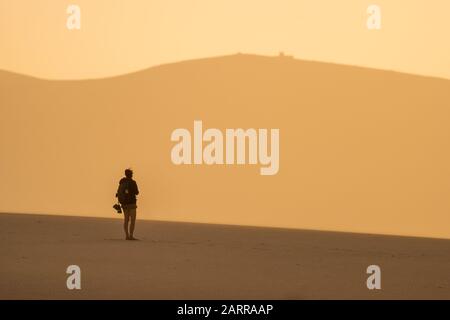 silhouette d'un touriste se promenant dans le désert Banque D'Images