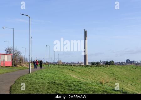 L'emblématique Tour des remontées mécaniques de Sixfields, Northampton, Royaume-Uni ; ouverte en 1982, elle est désormais un centre de rabales de charité. Banque D'Images