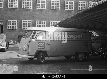 Vol en voiture de Groenpol sur Westhavenweg. La voiture des voleurs; une Volkswagen Beetle Date: 21 juin 1968 lieu: Amsterdam, Noord-Holland mots clés: Voitures, crime, vol Nom de l'institution: Volkswagen Banque D'Images