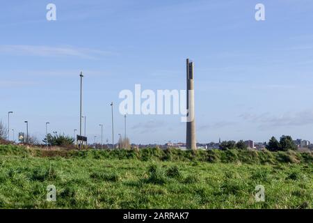 L'emblématique Tour des remontées mécaniques de Sixfields, Northampton, Royaume-Uni ; ouverte en 1982, elle est désormais un centre de rabales de charité. Banque D'Images