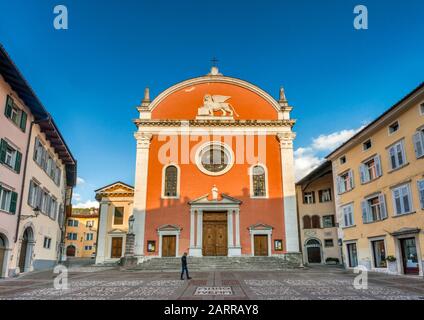 Chiesa di San Marco, XVe siècle, Piazza San Marco, bas relief du Lion ailé de St Marc à la façade, centre de Rovereto, Trentin-Haut-Adige, Italie Banque D'Images