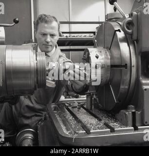 Années 1950, historique, ingénieur utilisant une grande machine-outil avec perceuse et trépan faisant des pièces pour l'industrie aérospatiale à Short Bros, Belfast, Irlande du Nord. Fondée à Londres en 1908, « Shorts », comme on l'appelle communément, a été la première entreprise à fabriquer des avions de production. En 1948, il a déménagé de sa base principale de Rochester, Kent, Angleterre, à Belfast, Irlande du Nord. Banque D'Images