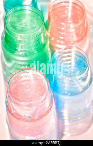 Gros plan de piles de tasses en plastique couleur pastel, photographiées de haut en haut lors d'une fête familiale Banque D'Images