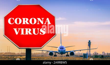 Coronavirus écrit sur le panneau d'arrêt avec l'avion en arrière-plan à tarmac. Banque D'Images