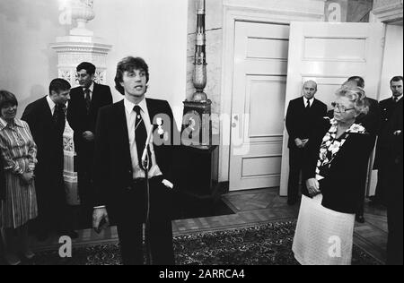 La reine Juliana reçoit l'équipe de football néerlandaise au palais Soestdijk Ruud Krol donne un discours, la Reine Juliana Date: 27 juin 1978 lieu: Soestdijk, Utrecht mots clés: Elftallens, reines, recettes, sports, discours, football Nom personnel: Juliana (Reine Pays-Bas), Krol, Ruud Banque D'Images