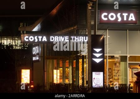 Le drive du café Costa et le café s'allument la nuit Banque D'Images