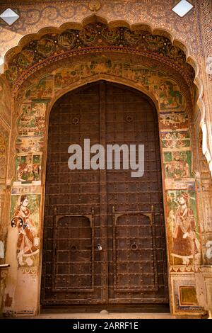 Inde, Rajasthan, Shekhawati, Nawalgarh, Murarka (Uattara) Musée Haveli, porte peinte et surround Banque D'Images