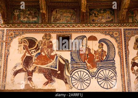 Inde, Rajasthan, Shekhawati, Nawalgarh, Aath Haveli Complexe, peinture d'hommes dans le calèche décorant le mur de Haveli Banque D'Images