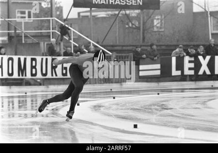 Compétitions de patinage sur glace à l'IJsselcup dans le Deventer Date : 22 novembre 1969 lieu : Deventer mots clés : taux, patinage, sports Banque D'Images