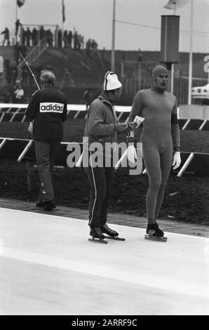 Compétitions de patinage sur glace pour la première coupe du monde ISSL pour le prof à de Uithof à la Haye, Schenk en Huiskes Date : 6 janvier 1973 lieu : la Haye, Zuid-Holland mots clés : SKATSEN, sport Nom personnel : de Uithof, Huiskes, Issl World Cup Banque D'Images