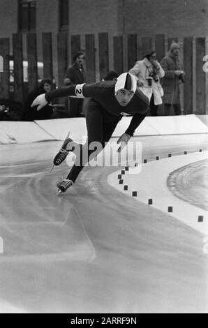 Compétitions de patinage sur glace pour la première coupe du monde ISSL pour les pros à de Uithof à la Haye, Erhard Keller en action Date: 6 janvier 1973 lieu: La Haye, Zuid-Holland mots clés: Patinage, sport Nom personnel: De Uithof, Erhard Keller, ISSL World Cup Banque D'Images