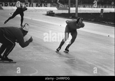 Compétitions de patinage sur glace pour la première coupe du monde ISSL pour le prof de Uithof à la Haye, numéro 18 Verkerk (premier plan) en action contre Tveter Date: 6 janvier 1973 lieu: La Haye, Zuid-Holland mots clés: SCHEATSEN, nom de la Personne sportive: De Uithof, Issl World Cup Banque D'Images