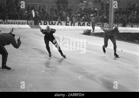 Compétitions de patinage pour la première coupe du monde ISSL pour le prof à de Uithof à la Haye, Huiskes donne des indications pour Schenk (à droite) Date: 6 janvier 1973 lieu: La Haye, Zuid-Holland mots clés: SCHEATING, nom De la Personne sportive: De Uithof, Huiskes, Issl World Cup Banque D'Images