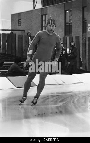 Compétitions de patinage sur glace pour la première coupe du monde ISSL pour le prof de Uithof à la Haye, numéro 3 Neil Blatchford (USA) en action, numéro 4 Hasse Borjes (Suède)/Date: 6 janvier 1973 lieu: Den Haag , Zuid-Holland mots clés: Patinage, nom de la Personne sportive: De Uithof, coupe du monde ISSL Banque D'Images