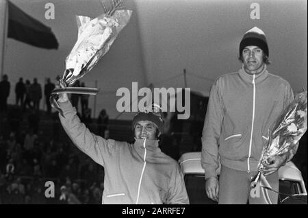 Compétitions de patinage sur glace pour la première coupe du monde ISSL pour prof à de Uithof à la Haye, Blos (à gauche) et Schenk met fleurs Date : 6 janvier 1973 lieu : la Haye, Zuid-Holland mots clés : SKATSEN, sport Nom du personnage : Blos, de Uithof, Issl World Cup Banque D'Images