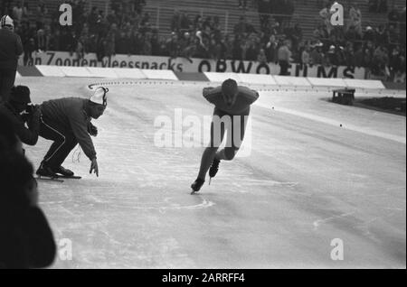 Compétitions de patinage sur glace pour la première coupe du monde ISSL pour le prof à de Uithof à la Haye, numéro 11 Schenk Date: 6 janvier 1973 lieu: La Haye, Zuid-Holland mots clés: SKATSEN, sport Nom personnel: De Uithof, Issl World Cup Banque D'Images