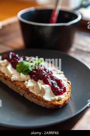 Gros plan d'une tranche de pain surmontée de fromage ricotta et de pot Banque D'Images