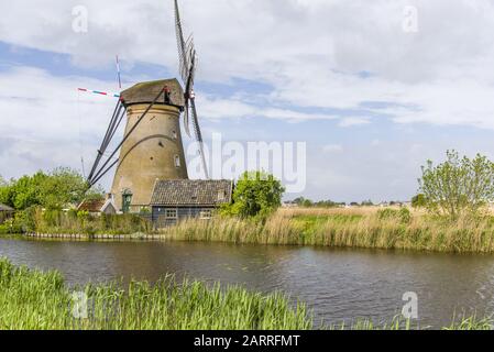 Voyage aux Pays-Bas . Hollande traditionnelle - moulins à vent . Moulins à vent au lever du soleil. Paysage rustique avec moulins à vent néerlandais traditionnels près du canal d'eau Banque D'Images