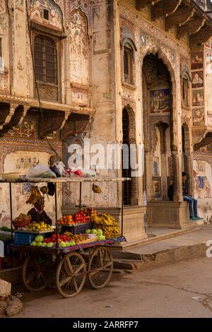 Inde, Rajasthan, Shekhawati, Nawalgarh, Kothi Road, Nayabazaar, Stalle À L'Extérieur De L'Entrée De Kamal Morarka Haveli Banque D'Images