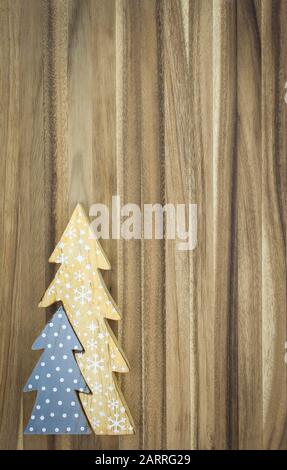 Vue de dessus des Arbres de Noël en bois sur un fond en bois Fond En Bas à gauche du cadre - Chambre pour le texte Banque D'Images