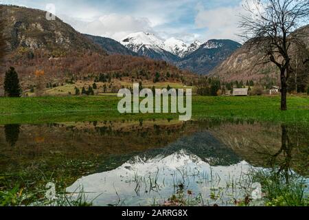 Alpes avec neige réfléchie dans l'eau à la fin de l'automne Banque D'Images