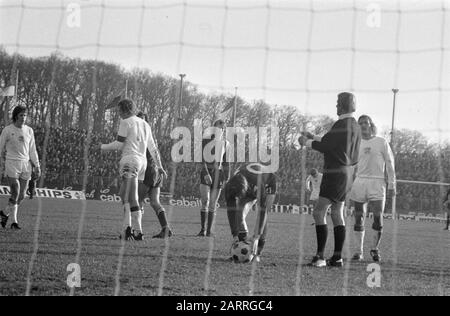 Twente contre Ajax: 0-0 Referee Van Gemert donne à Piet Keizer (à gauche) une carte jaune Annotation: Johan Neeskens demande des explications. Liens Gerrie Mühren Date: 3 février 1974 lieu: Enschede, Overijssel mots clés: Arbitres, sport, football Nom personnel: Gemert, Arie van, Keizer, Piet Banque D'Images