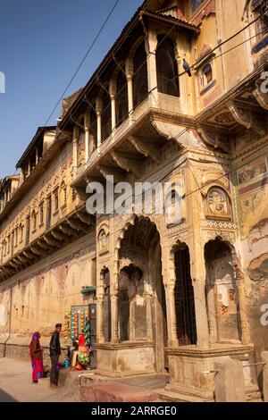 Inde, Rajasthan, Shekhawati, Nawalgarh, staller à l'extérieur de la porte de Chhauchharia Haveli Banque D'Images