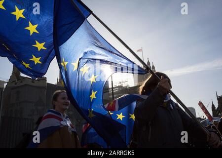 Deux jours avant le jour du Brexit (la date du 31 janvier 2020, lorsque le Royaume-Uni quitte légalement l'Union européenne), Les drapeaux des manifestants restent à l'extérieur du parlement, sur la place du Parlement, à Westminster, le 29 janvier 2020, à Londres, en Angleterre. Banque D'Images