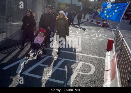 Deux jours avant le jour du Brexit (date du 31 janvier 2020, date à laquelle le Royaume-Uni quitte légalement l'Union européenne), un drapeau de l'UE s'est hissé en dehors de l'entrée au parlement, sur la place du Parlement, Westminster, le 29 janvier 2020, à Londres, en Angleterre. Banque D'Images