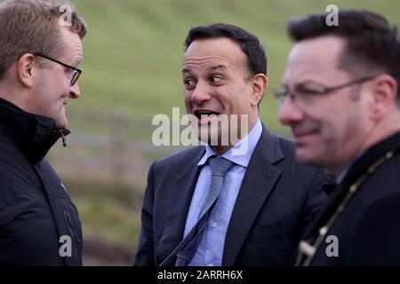 Taoiseach Leo Varadkar (centre) assiste à l'ouverture du plus long pont d'Irlande, à New Ross, Co. Wexford. Le pont est nommé le pont Rose Fitzgerald Kennedy en l'honneur de la mère du président John F Kennedy et s'étend sur 887 m, traversant la rivière Barrow entre les comtés de Wexford et Kilkenny. Banque D'Images