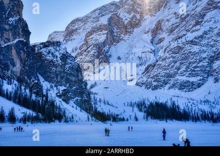 Derniers rayons de soleil sur le lac gelé Braies Banque D'Images