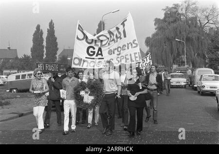 Les élèves du secondaire Eindhoven manifestent contre l'utilisation de hei à Oirschot comme réservoirs de la zone de formation Date: 9 septembre 1969 lieu: Eindhoven, Oirschot mots clés: SCHOLIER, démonstrations, terrains de formation Banque D'Images