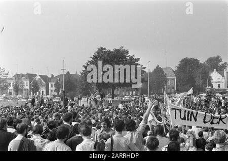 Les élèves du secondaire Eindhoven manifestent contre l'utilisation de hei à Oirschot comme réservoirs de la zone de formation Date: 9 septembre 1969 lieu: Eindhoven mots clés: SCHOLIER, démonstrations, terrains de formation Banque D'Images