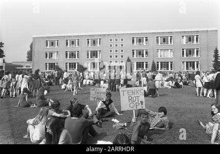 Les élèves du secondaire Eindhoven manifestent contre l'utilisation de hei à Oirschot comme réservoirs de la zone de formation Date: 9 septembre 1969 lieu: Eindhoven, Oirschot mots clés: SCHOLIER, démonstrations, terrains de formation Banque D'Images