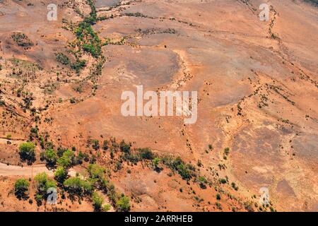 Australie, territoire du Nord, vue aérienne sur le paysage de l'arrière-pays avec lit de rivière sec autour d'Alice Springs Banque D'Images