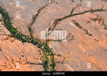 Australie, territoire du Nord, vue aérienne sur le paysage de l'arrière-pays avec lit de rivière sec autour d'Alice Springs Banque D'Images