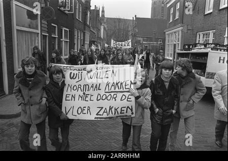 Les écoles de Christian Mavo à Monnickendam manifestent en protestation contre les bâtiments scolaires d'état pauvres Date: 25 janvier 1973 lieu: Monnickendam mots clés: SCHOLYS, manifestations, protestations Banque D'Images