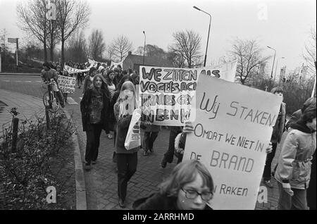 Les écoles de Christian Mavo à Monnickendam manifestent en protestation contre les bâtiments scolaires d'état pauvres Date: 25 janvier 1973 lieu: Monnickendam mots clés: SCHOLYS, manifestations, protestations Banque D'Images