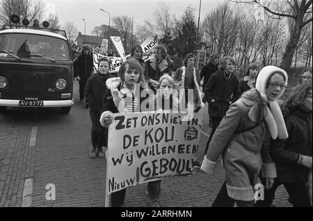 Les écoles de Christian Mavo à Monnickendam manifestent en protestation contre les bâtiments scolaires d'état pauvres Date: 25 janvier 1973 lieu: Monnickendam mots clés: SCHOLYS, manifestations, protestations Banque D'Images