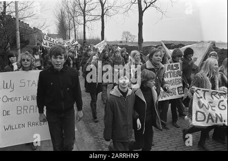 Les écoles de Christian Mavo à Monnickendam manifestent en protestation contre les bâtiments scolaires d'état pauvres Date: 25 janvier 1973 lieu: Monnickendam mots clés: SCHOLYS, manifestations, protestations Banque D'Images
