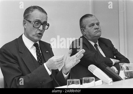 Formation de l'armoire. Conférence de presse de informateur Scholten lors de la présentation du rapport final à la Reine Scholten (l) et au directeur de la RVD G. van der Wiel Datate: 30 octobre 1982 mots clés: Informateurs, formations du Cabinet, informateurs Nom personnel: Scholten, W., Wiel, Gijs van der Fotograaf: Antonisse, Marcel/Anefo Banque D'Images