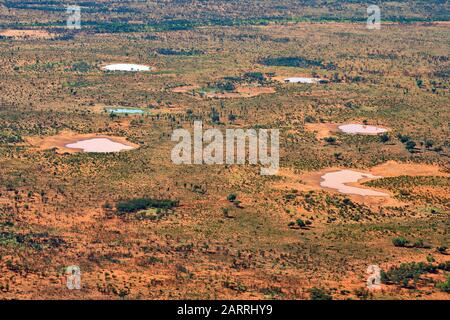 Australie, territoire du Nord, vue aérienne sur le paysage de l'arrière-pays autour d'Alice Springs, des bassins d'argile et des trous d'eau Banque D'Images