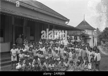 Jeunes de l'école Salatiga Écoliers, enseignants et deux hommes posant pour l'école Annotation: Bâtiment a été pour la seconde Guerre mondiale la première école européenne pour les classes 1,2 et 3 sur le Toentangseweg. Date : 10 Janvier 1948 Lieu : Indonésie, Antilles Néerlandaises De L'Est, Salatiga Banque D'Images