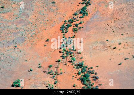 Australie, territoire du Nord, vue sur l'arerial depuis l'arrière-pays avec assèchement de la rivière autour d'Alice Springs Banque D'Images