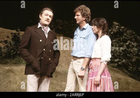 Michael Gambon (comme Patrick Smythe), Stephen Moore (comme Simon) et Penelope Wilton (comme Abigail) dans DES SENTIMENTS SISTERLY par Alan Ayckbourn dirigé par Alan Ayckbourn et Christopher Morahan au National Theatre (NT), Londres en 1980. Sir Michael Gambon, né à Dublin en 1940, a déménagé à Londres à l'âge de 6 ans, est devenu citoyen britannique. Fait chevalier en 1998. Plusieurs lauréats, dont 3 Oliviers et 4 BAFTA. Stephen Moore, acteur de la scène anglaise et de la télévision, né en 1937, est mort en 2019. Dame Penelope Wilton, née à Scarborough en 1946. Scène anglaise, télévision et actrice de cinéma. OBE attribué en 2004 et DBE en 2 Banque D'Images