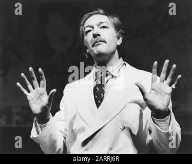 Michael Gambon (comme Odon von Horvath) dans DES CONTES DE HOLLYWOOD par Christopher Hampton dirigé par Peter Gill au National Theatre (NT), Londres en 1983. Sir Michael Gambon, né à Dublin en 1940, a déménagé à Londres à l'âge de 6 ans, est devenu citoyen britannique. Fait chevalier en 1998. Plusieurs lauréats, dont 3 Oliviers et 4 BAFTA. Banque D'Images