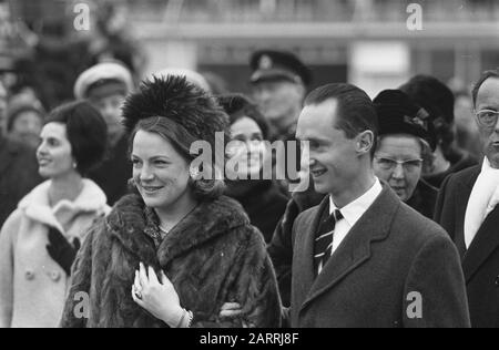 Parents-en-droit et 2 soeurs de Don Carlos à Schiphol, arrivée à l'aéroport de Schiphol. Princesse Irene et prince Carel Hugo Date: 10 février 1964 lieu: Noord-Holland, Schiphol mots clés: Maison royale, princesses, engagements Nom personnel: Carlos Hugo, prince, Irene, princesse Banque D'Images