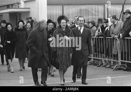 Parents en droit et 2 soeurs de Don Carlos à Schiphol, arrivée à Schiphol Date: 10 février 1964 lieu: Noord-Holland, Schiphol mots clés: Arrivées, princesses Nom personnel: Don Carlos Banque D'Images